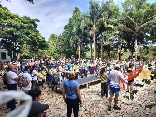 Centenas de pessoas participaram da ação, incluindo famílias, estudantes e organizações