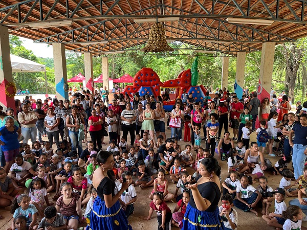 O evento contribui para educação ambiental ao integrar atividades lúdicas e educativas que sensibilizam os participantes sobre a importância da preservação ambiental